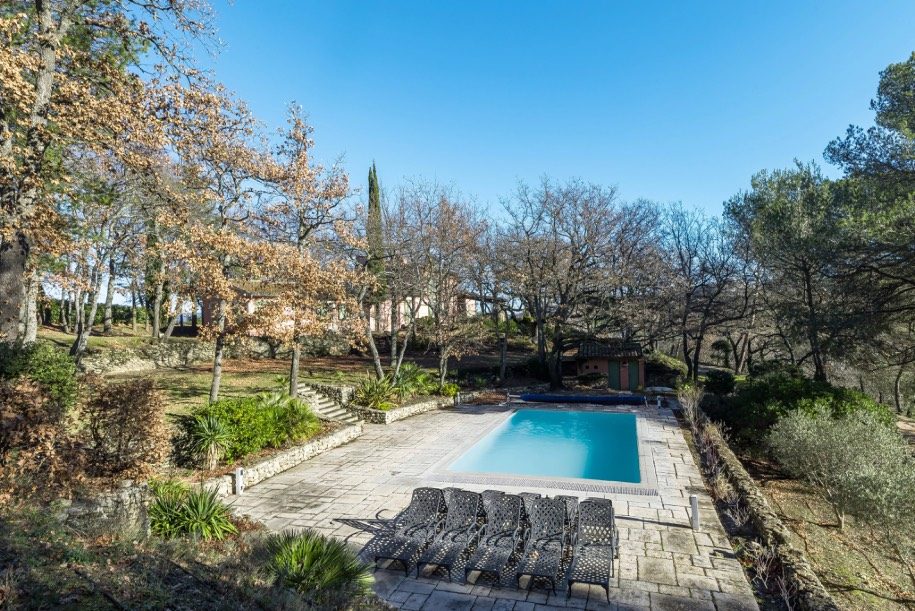 Piscine et terrasses extérieures