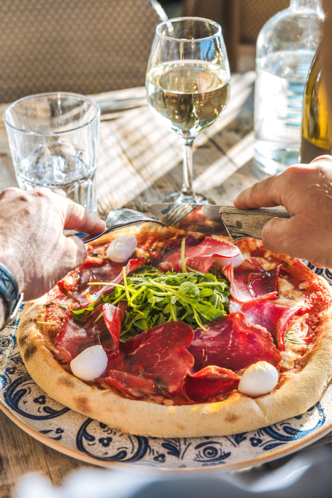 Pizza italienne avec verre de vin blanc